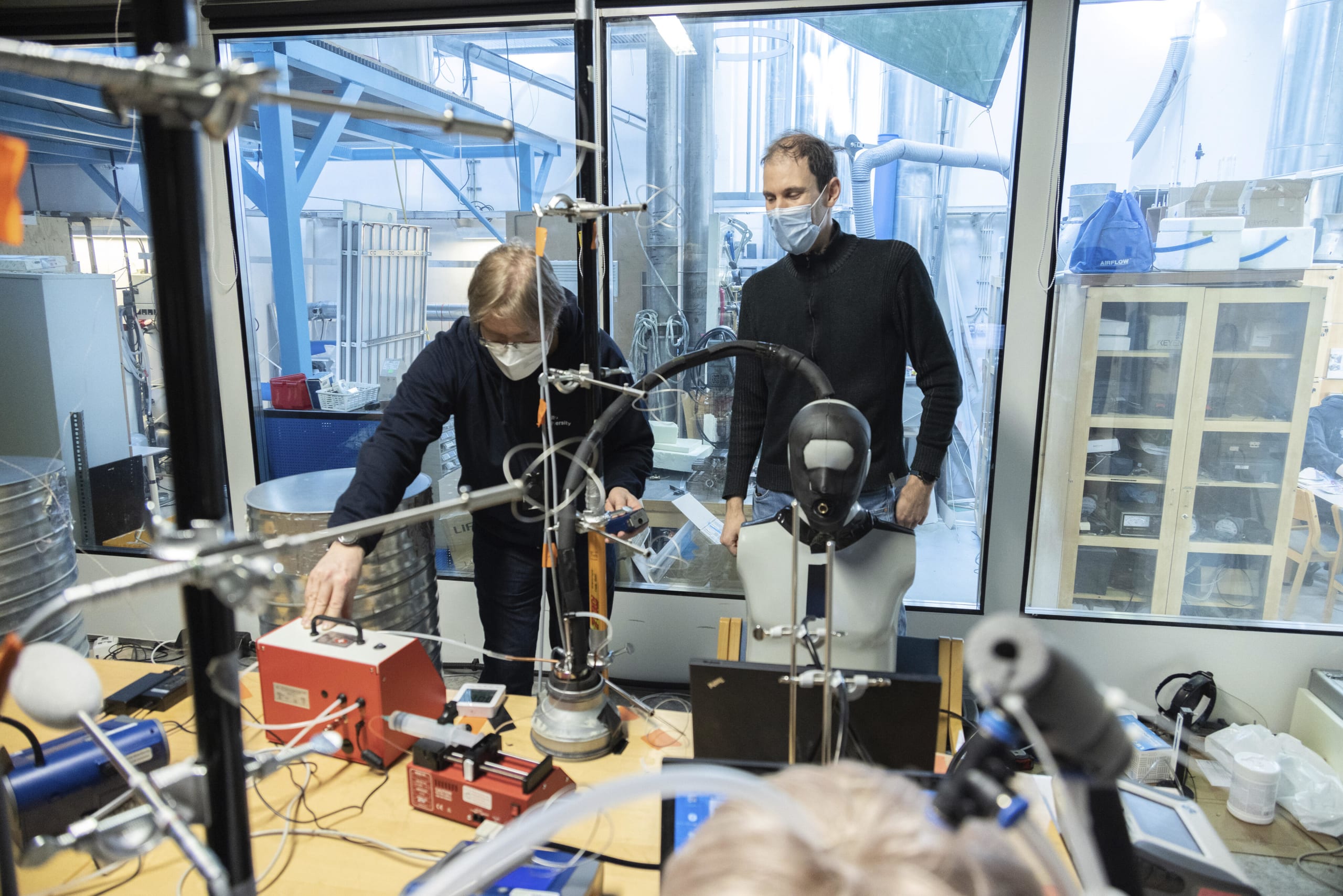 Tutkijatohtori Sami Lestinen ja laboratorioinsinööri Simo Kilpeläinen.
